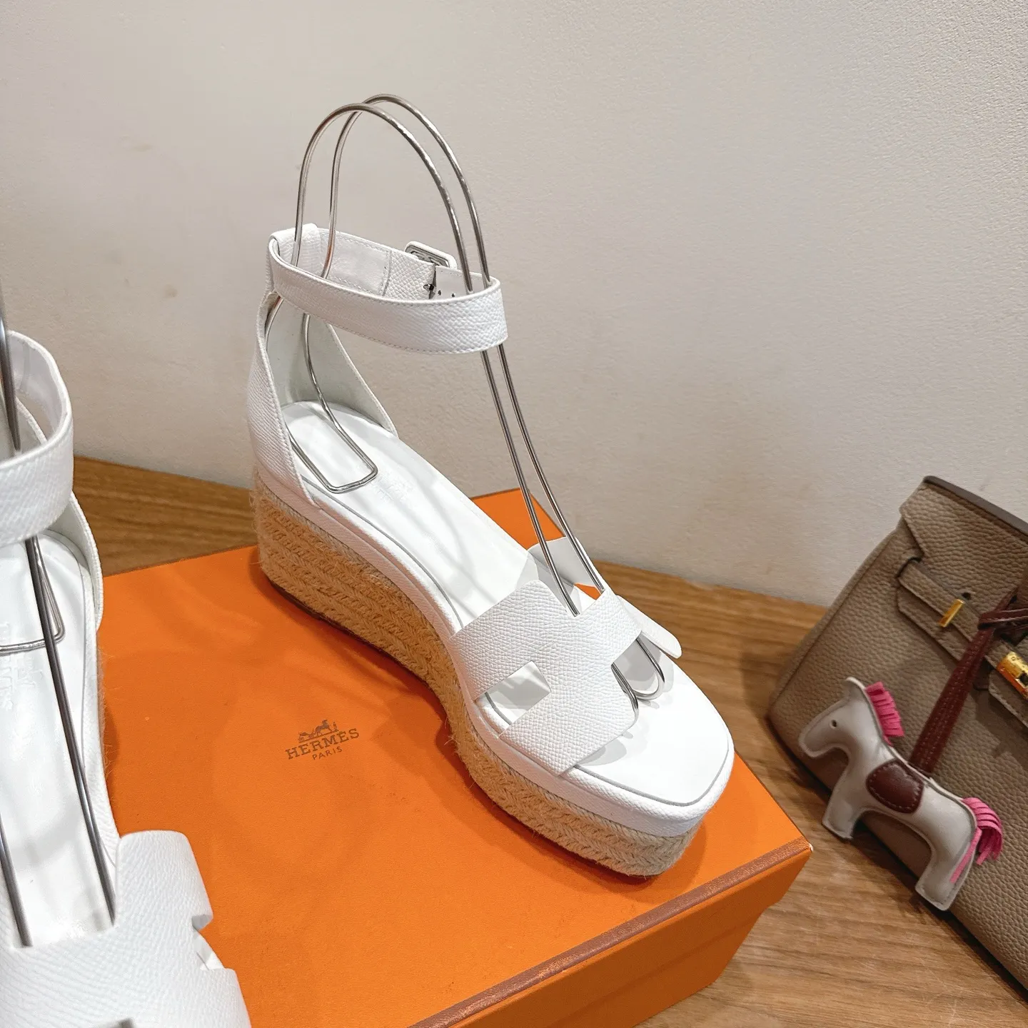👟👟Ex-factory price 720👟👟 Hermes... a Eclair 2025 new color + popular series, the version is super positive, with a certain thickness, which makes the legs longer! Breathable, comfortable calfskin, spring and summer color matching, this item is both beautiful and comfortable! Channel supply code size: 35-39 can be ordered as 40.41 with airplane box ➕20